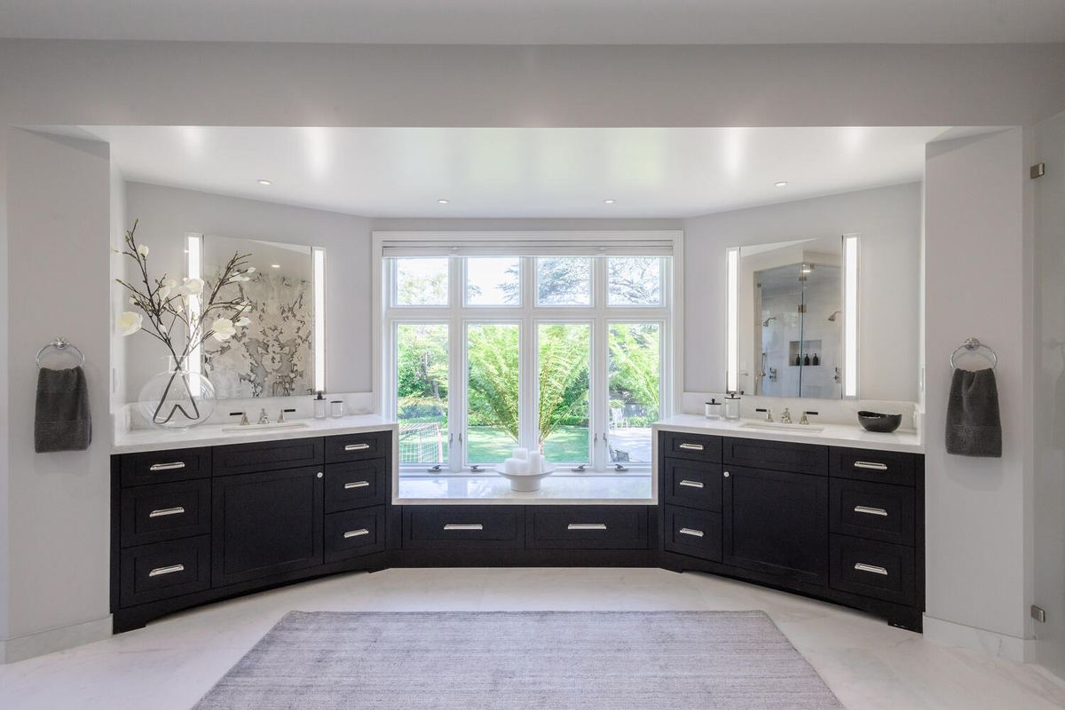 A Hillsborough primary bath by Atelier Noël