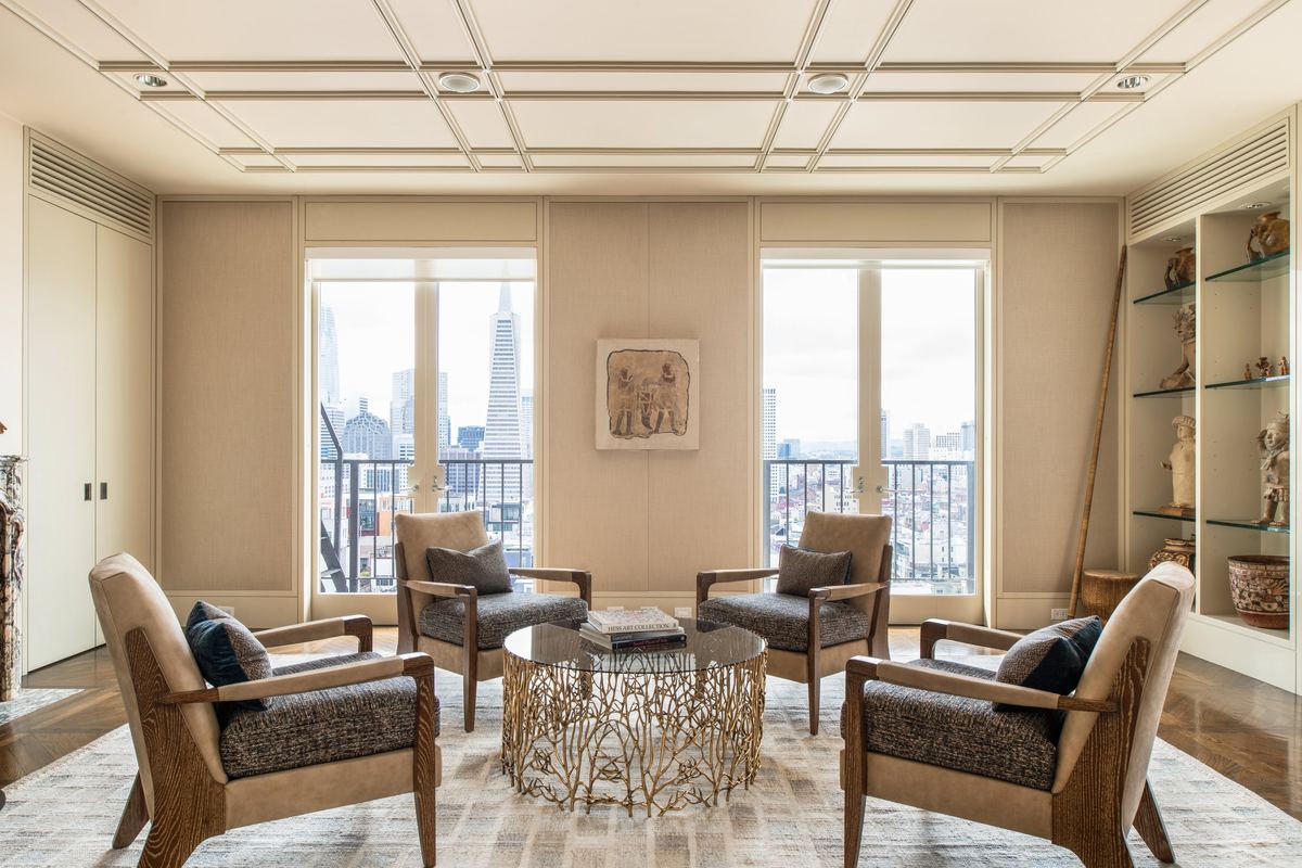 A living room by Jaimie Belew Interior Design