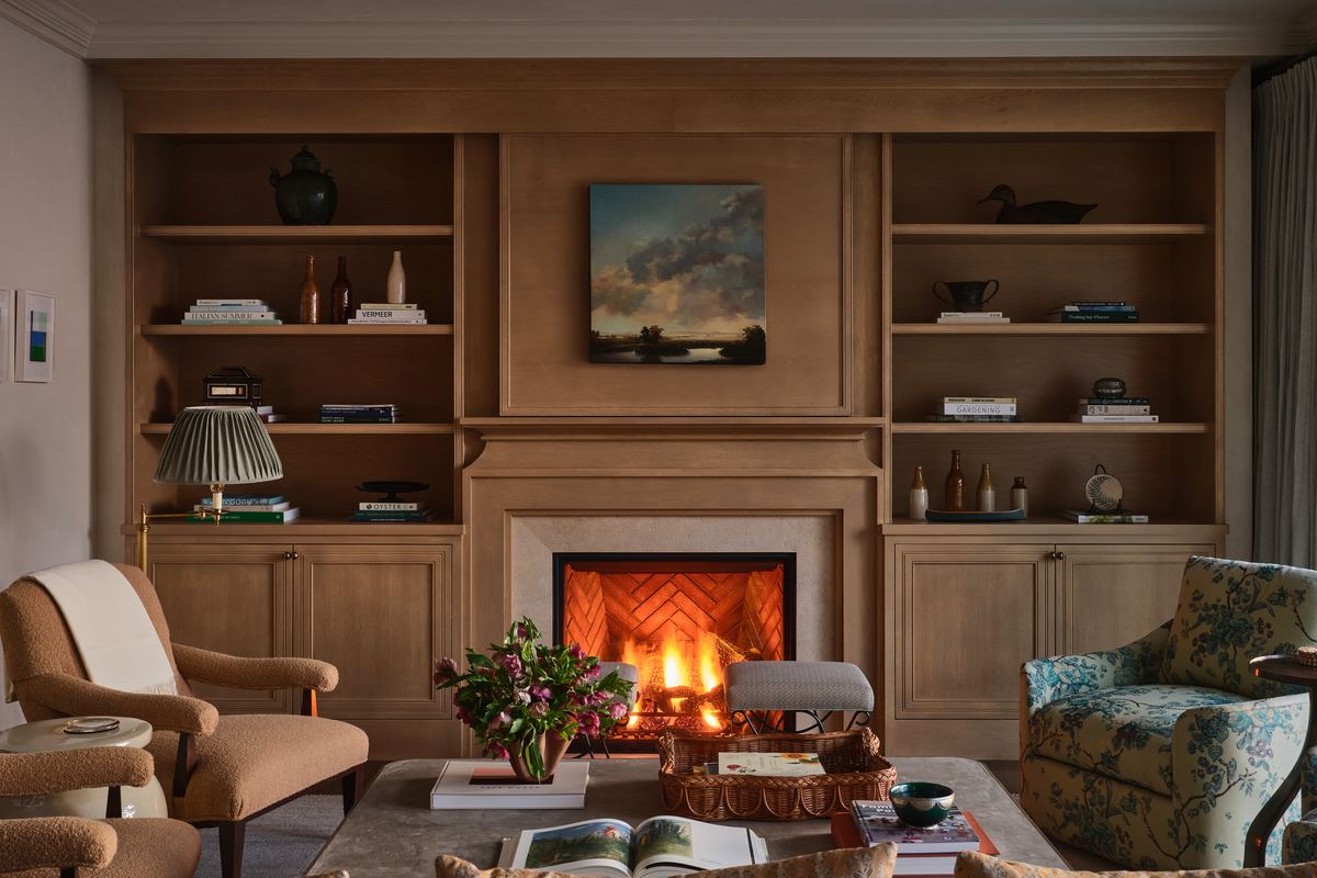 A family room by Marea Clark Interiors